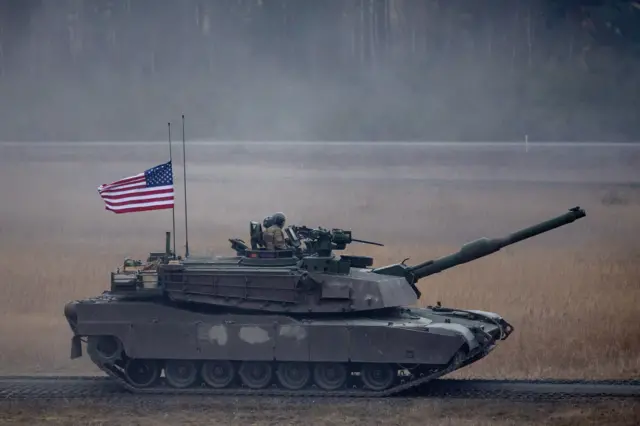 Танк M1A2 SEP V2 армии США принимает участие в учениях “US Army Europe and Africa International Tank Challenge” на военном полигоне в Графенвёре, Германия, 11 февраля 2025 года