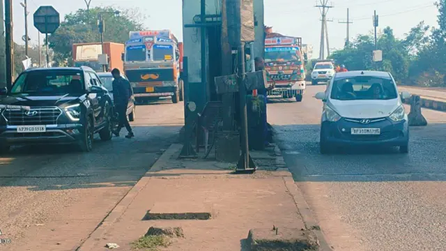 టోల్ గేట్ వద్ద వాహనాలు