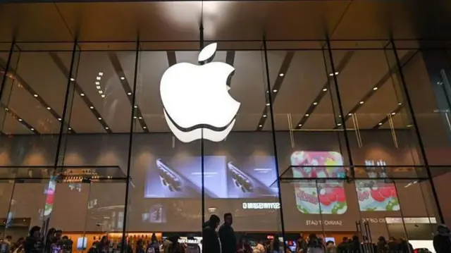 Logo de Apple en una de sus tiendas