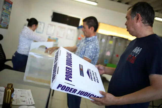 Miembros de mesa instalando las urnas.