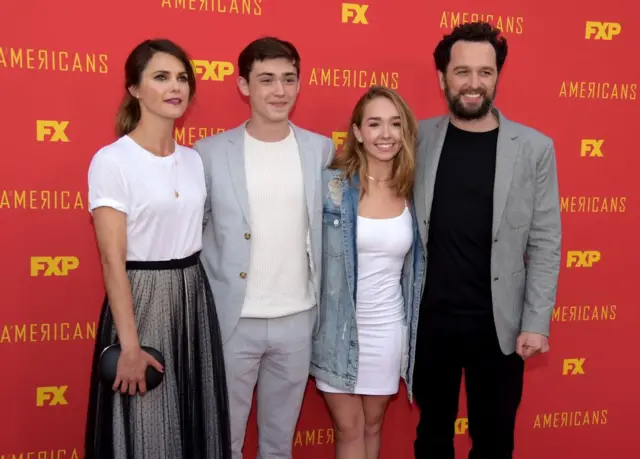  Los actores de "The Americans", Keri Russell, Keidrich Sellati, Holly Taylor y Matthew Rhys