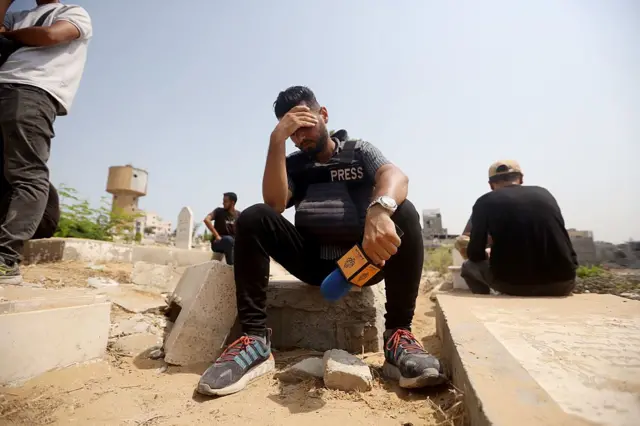 अल जझीराच्या पत्रकारांच्या अंत्ययात्रेला मोठी गर्दी, इराणचं म्हणणं यासाठी इस्रायल जबाबदार