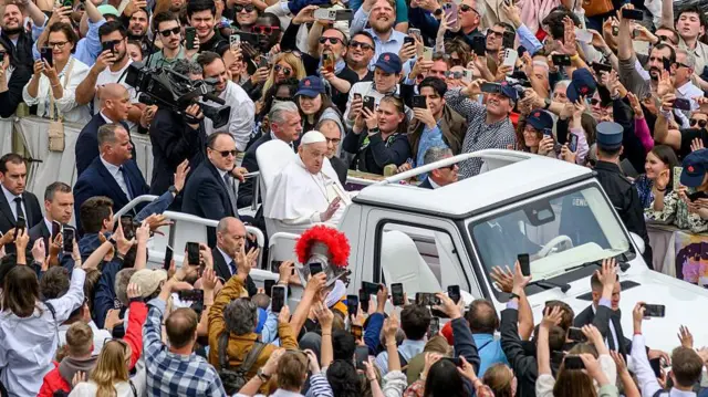 Papież Franciszek pozdrawia wiernych z papamobilu podczas mszy wielkanocnej w ramach obchodów Wielkiego Tygodnia, 20 kwietnia.