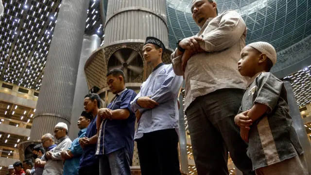 Untuk diketahui di Indonesia, masjid paling banyak ada di Jawa Barat yaitu 59.240 unit. 