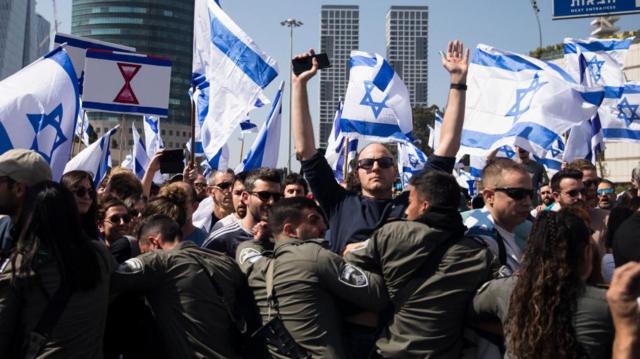 Manifestantes e policiais se enfrentam durante protesto contra reformas judiciaisroleta para ganhar celularTel Aviv