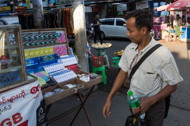 ၂၀၁၉ ခုနှစ်တုန်းက ရန်ကုန်မြို့လယ်မှာ အကာအကွယ်ပစ္စည်း ကွန်ဒိုရောင်းချနေတဲ့ မြင်ကွင်း 