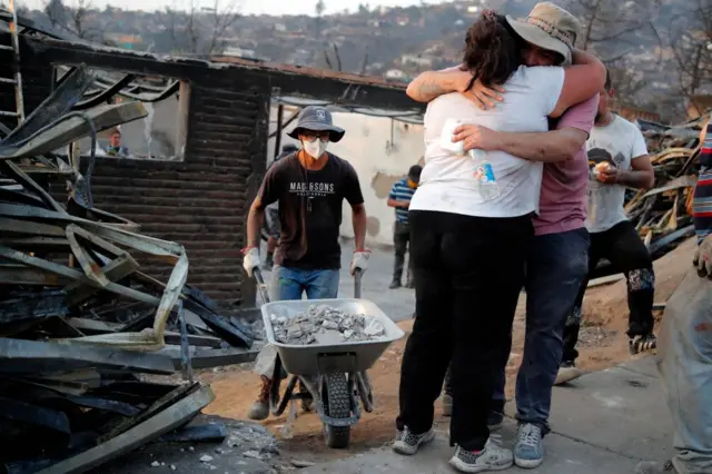 Una pareja se abraza después de un incendio forestal en Villa Independencia, región de Valparaíso, Chile, el 4 de febrero de 2024.