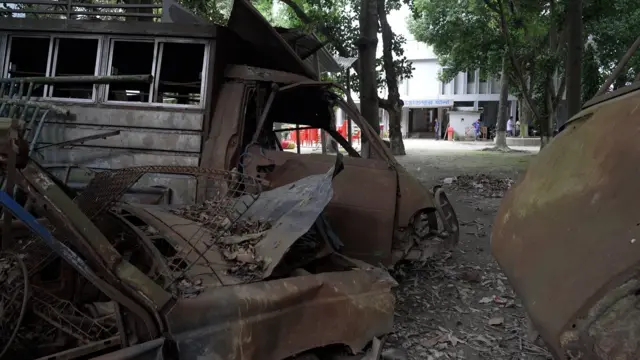 ৪ অগাস্ট এনায়েতপুর থানায় অগ্নিসংযোগে ক্ষতিগ্রস্ত পুলিশের যানবাহন