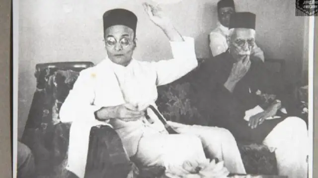 सावरकर अपने एक मित्र के साथ 