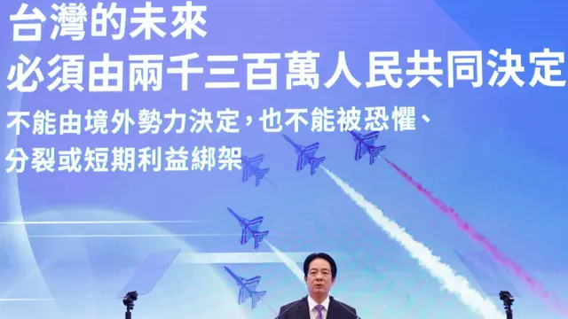台湾总统府内赖清德发表执政两周年谈话，背后大型屏幕上打出“台湾的未来必须由2300万人民共同决定”字样（20/5/2026）