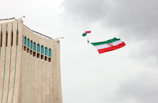 Iranski padobranac učestvuje u proslavi 47. godišnjice Islamske revolucije u Teheranu, Iran, 11. februara 2026.