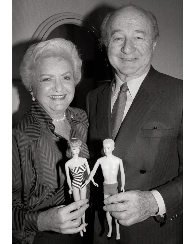 روث و الیوت هندلر دو عروسک باربی در دست گرفته‌اند