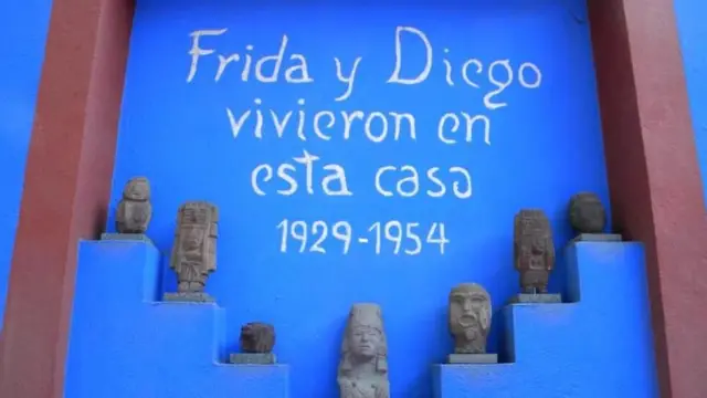 Muro da Casa Azul, onde viveu Frida Kahlo, com os dizerem em espanhol: Frida e Diego viveram nesta casa 1929-1954