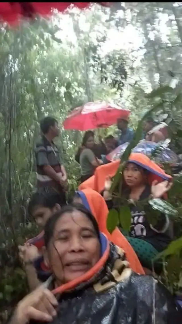 Video warga yang terjebak di hutan Tapanuli Tengah, viral di media sosial. Video ini diambil oleh Arman Zebua yang sempat mengirim kondisi terkini kepada kakaknya di Jakarta.