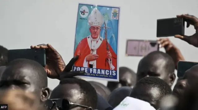 Awọn ero gbe aworan Pope Francis dani