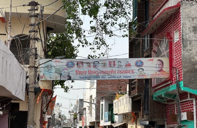 अकबर नगर में पूर्व और वर्तमान जनप्रतिनिधियों ने कई काम कराए थे.