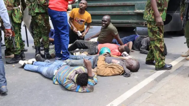 በፖሊስ የተያዙ ተቃዋሚዎች 