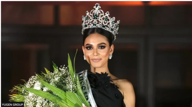 မော်လဒိုက်မှာ Dubai-based Yugen Group က ကျင်းပတဲ့ စကာတင် အလှမယ် ရွေးပွဲမှာ ရှေ့ဆုံးက ဦးဆောင်ခဲ့သူ အဲရစ်ကာ ရိုဘ