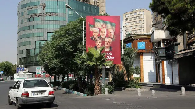 İsrail saldırılarında öldürülen İranlı komutanlar ve nükleer uzmanları, Tahran sokaklarındaki bir posterde görülüyor.