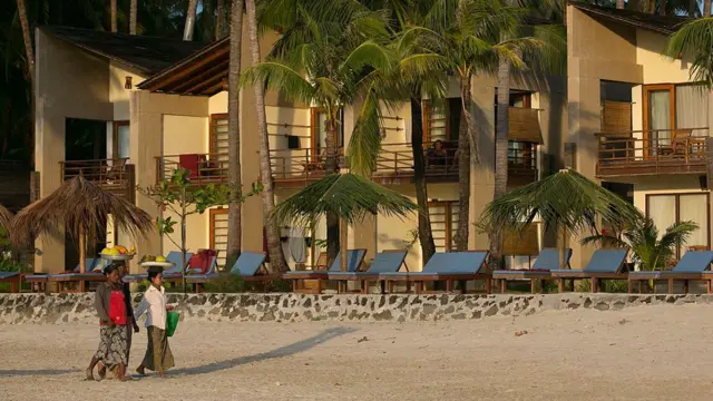 ငပလီကမ်းခြေက ဟိုတယ်ကြီးတွေရှေ့မှာ တွေ့ရတက်တဲ့ ဒေသခံစျေးသည်များ