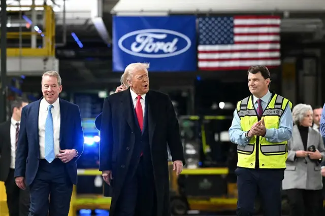 Donald Trump habla acompañado de ejecutivos de Ford en una planta en Michigan