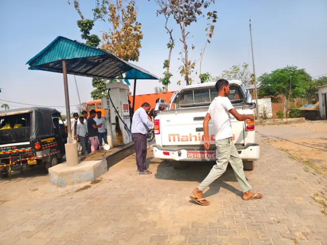 भारतीय पम्पमा इन्धन भर्दै नेपाली गाडी