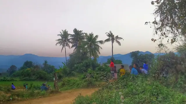 ဖုန်းလိုင်း အကန့်အသတ်တွေရှိနေသေးတာကြောင့် ဒေသခံတွေဟာ လိုင်းမိတဲ့နေရာမှာ စုပြုံအသုံးပြုနေရဆဲဖြစ်ပါတယ် 