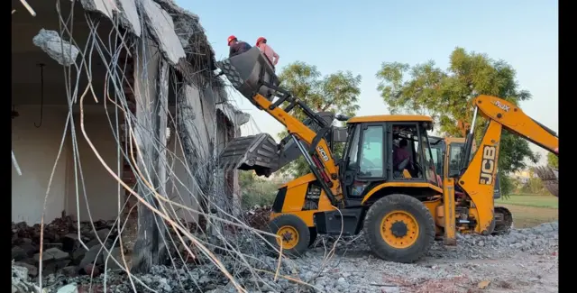 બનાસકાંઠા, આગ, બ્લાસ્ટ, કાટમાળ, બીબીસી ગુજરાતી