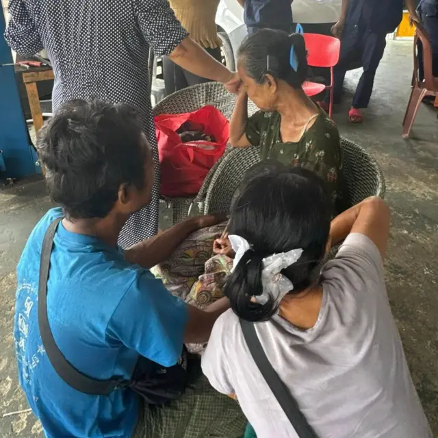 ရက် ၂၀ ကျော် လမ်းပျောက်သွားတဲ့အမေကို ပြန်တွေ့ခဲ့ကြပါတယ်။