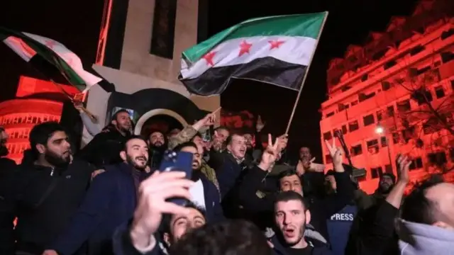 Homenscomo ganhar no esporte da sorteuma rua a noite parecem celebrar.