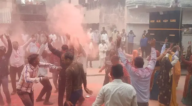 मतदान का परिणाम आने के बाद खुशी मनाते ग्रामीण