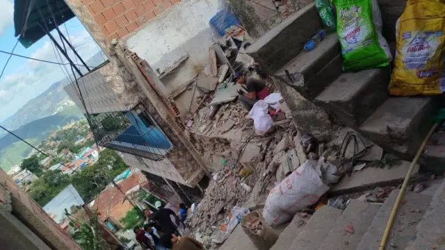 Vista de una casa dañada en El Junquito.