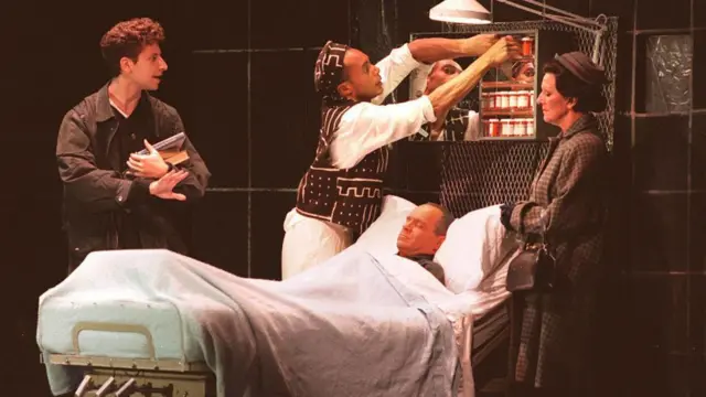 Un ensayo de la obra Angels in America en el que aparece Roy Cohn recién fallecido