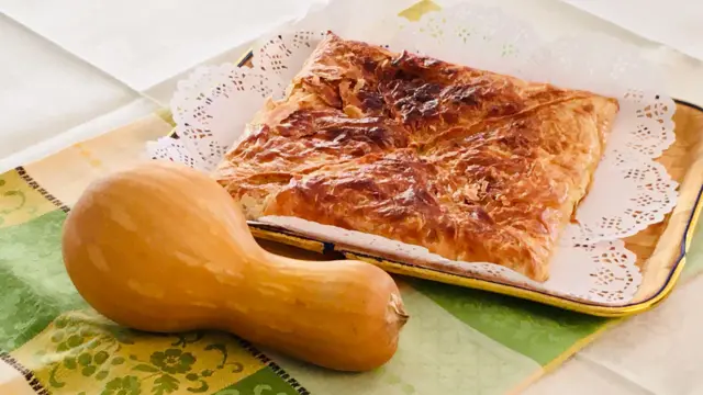 Пиріг на блюді і цілий гарбуз