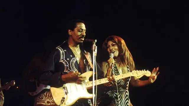 Tina Turner akhirnya keluar dari pernikahan pertamanya pada 1976