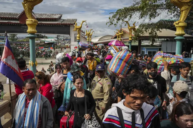 နှစ်နိုင်ငံ ပဋိပက္ခကြား ထိုင်းက ပြန်လာရတဲ့ ခမာအလုပ်သမားတွေ