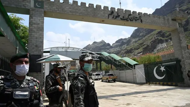अफ़ग़ानिस्तान और पाकिस्तान के बीच तोरखम सीमा पर पाकिस्तानी सुरक्षाकर्मी तैनात