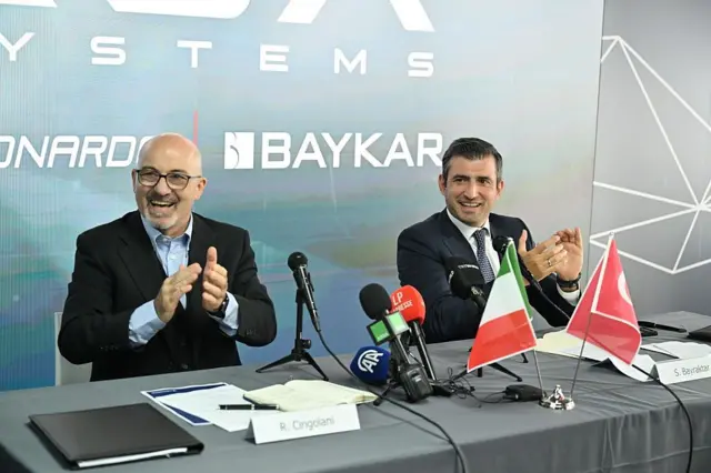 Leonardo CEO'su Roberto Cingolani (solda) ve Baykar Yönetim Kurulu Başkanı Selçuk Bayraktar (sağda) 16 Haziran'da Paris'te ortak girişimin imza törenine katıldı