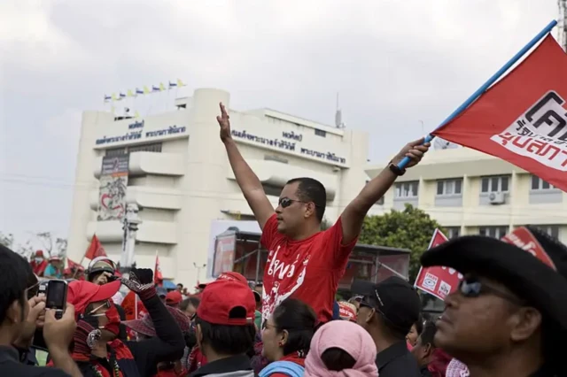 กลุ่ม นปช. นำโดย ณัฐวุฒิ ใสยเกื้อ ระหว่างชุมนุมขับไล่รัฐบาล “อภิสิทธิ์” เมื่อ เม.ย. 2553