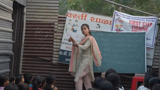 आता क्रिकेटच्या माध्यमातून शिक्षणातला मागासलेपणा दूर करत या शाळाबाह्य मुली शिक्षणात रमताना दिसतात. 