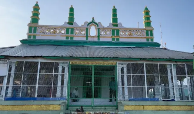 திருப்பரங்குன்றம் மலையின் மறுபுறத்தில்அமைந்துள்ள  சுல்தான் பாதுஷா சிக்கந்தர் அவுலியா தர்கா.