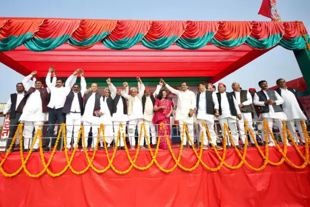 ప్రజలకు అభివాదం చేస్తున్న సమాజ్ వాదీ నేతలు