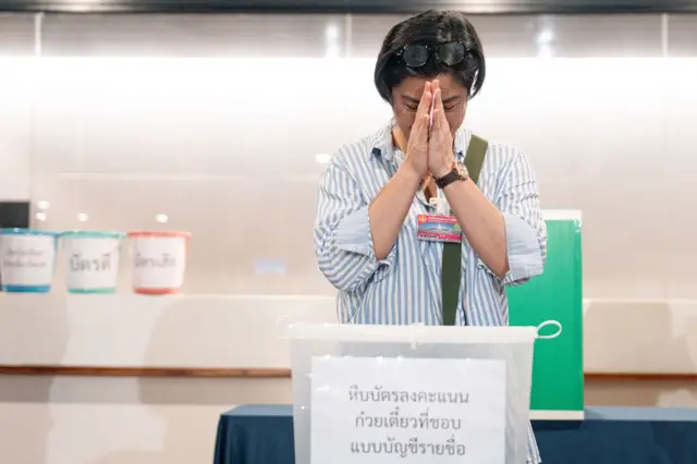 โหวตเตอร์อาสาสมัครรายแรกเริ่มใช้สิทธิเลือกก๋วยเตี๋ยวที่ชอบ