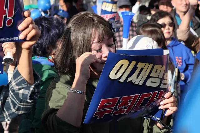 민주당 이재명 대표의 '공직선거법 위반' 1심 선고 공판에서 유죄가 선고되자 눈물을 흘리는 지지자