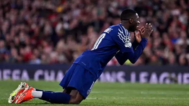 عثمان ديمبيلي لاعب باريس سان جيرمان يحتفل خلال مباراة فريقه مع أرسنال في دور نصف النهائي من دوري أبطال أوروبا