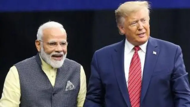 22 सप्टेंबर, 2019 ला अमेरिकेत ह्यूस्टनमध्ये झालेल्या 'हाऊडी मोदी' कार्यक्रमात हातात हात घेतलेले भारताचे पंतप्रधान नरेंद्र मोदी आणि अमेरिकेचे राष्ट्राध्यक्ष डोनाल्ड ट्रम्प