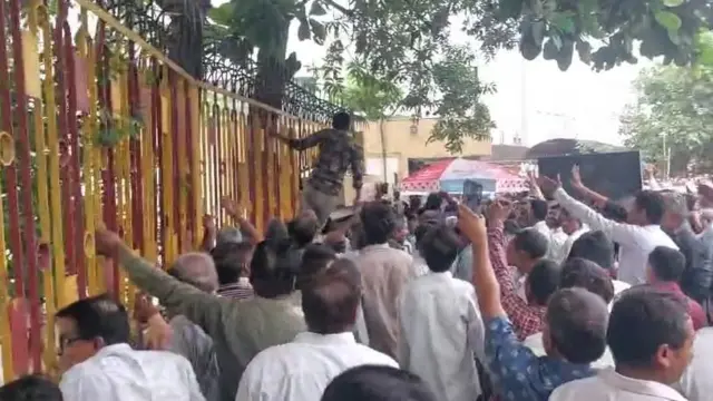 અરવલ્લી, સાબરકાંઠા, સાબર ડેરી, પશુપાલકો, દૂધઉત્પાદકો, વિરોધપ્રદર્શન, ખેડૂતો, ગુજરાત, બીબીસી ગુજરાતી