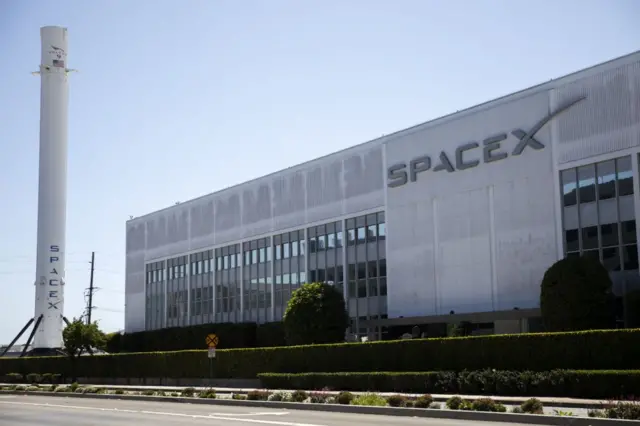 Hawthorne, California'daki SpaceX binası.