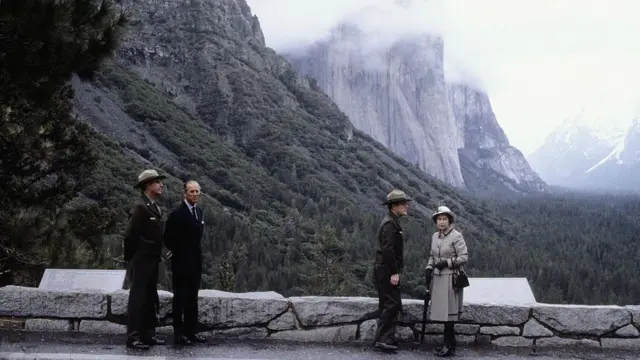 ইয়োসেমেতি ন্যাশনাল পার্ক ভ্রমণের সময় নিরাপত্তারক্ষীদের সঙ্গে রানি এলিজাবেথ ও প্রিন্স ফিলিপ