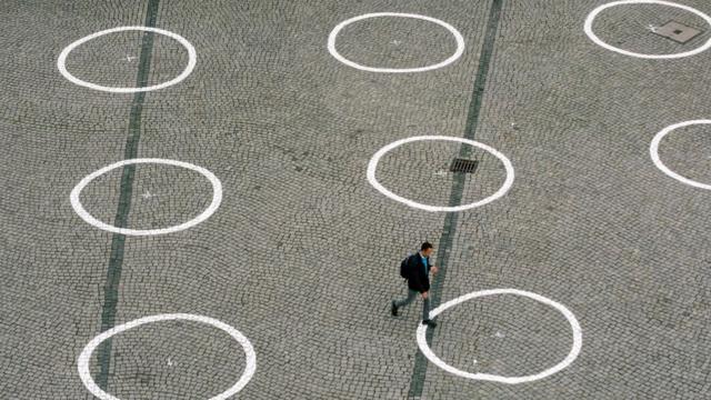 Hombre camina sobre círculos.